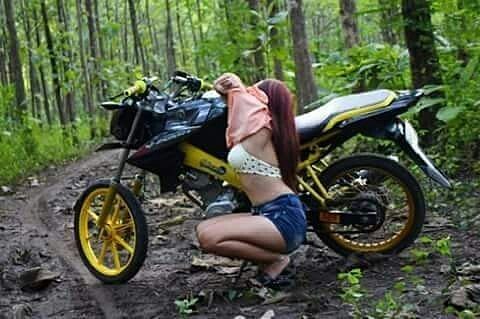 Pose Cewe ABG Bergaya Buka Baju Di Depan Motor